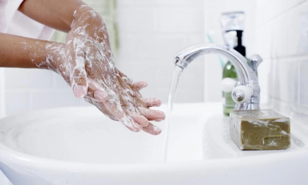 Κορωνοϊός: Πότε χρειάζονται πλύσιμο και πότε απολύμανση τα χέρια